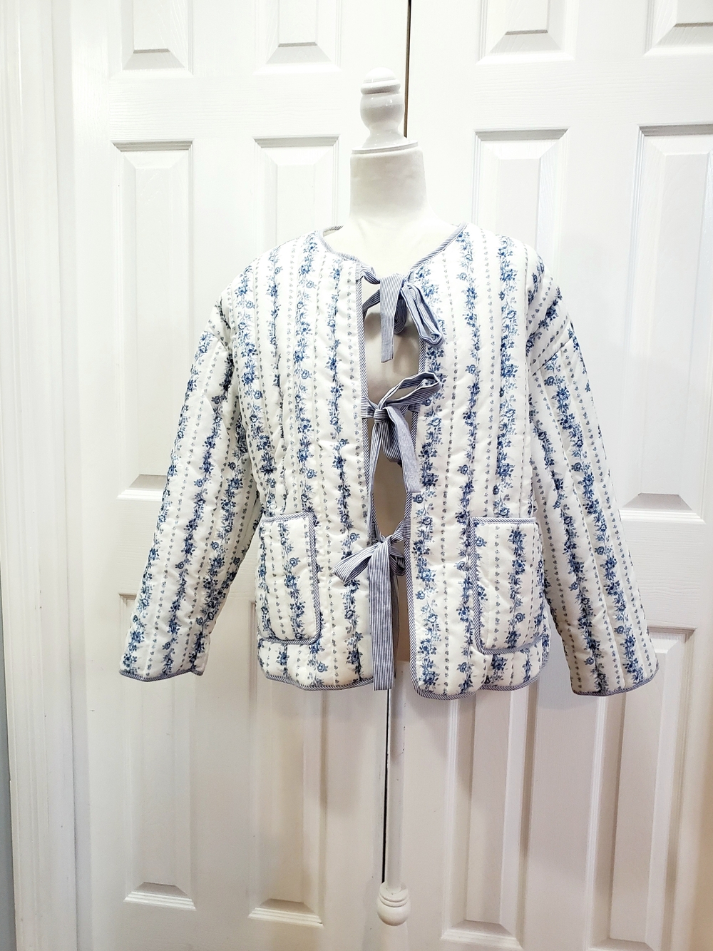 Peach Love California NWT Quilted Floral Front Tie Jacket Blue White L